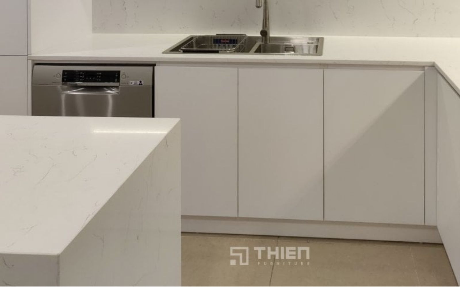 khu vực rửa trong tủ bếp
