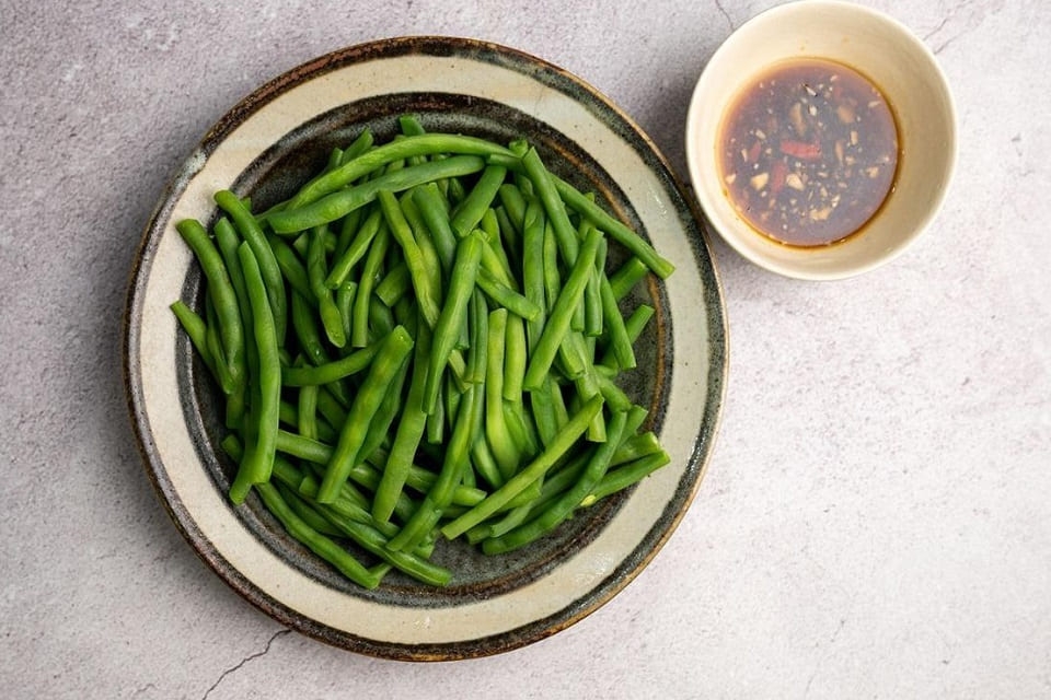 Đậu que luộc chấm xì dầu