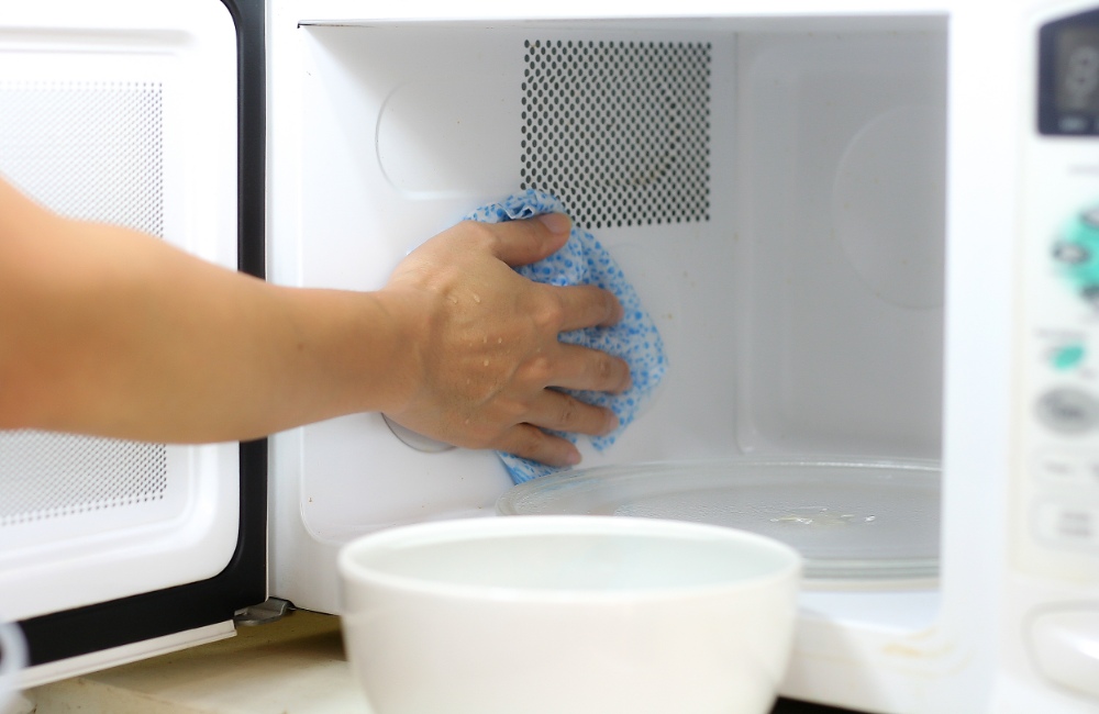 vệ sinh lò vi sóng bằng vỏ chanh và baking soda