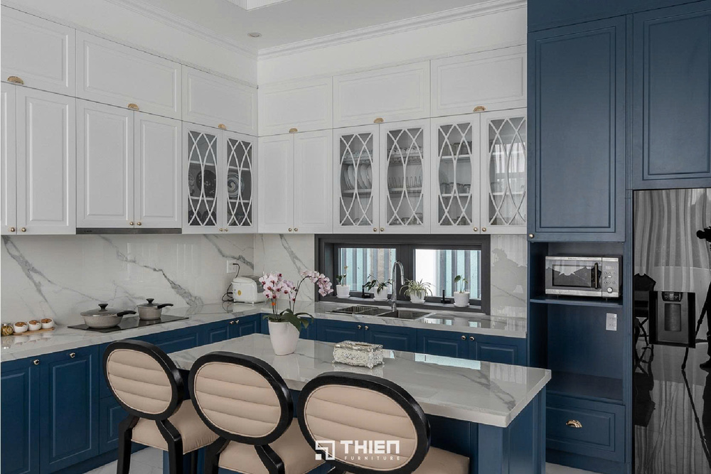 so sánh giá tủ bếp gỗ công nghiệp và gỗ tự nhiên