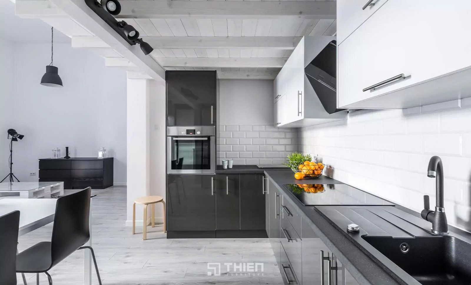 màu tủ bếp giúp căn bếp sáng hơn