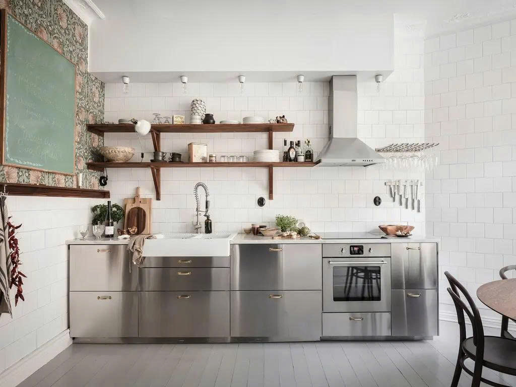 Độ bền của tủ bếp inox so với gỗ