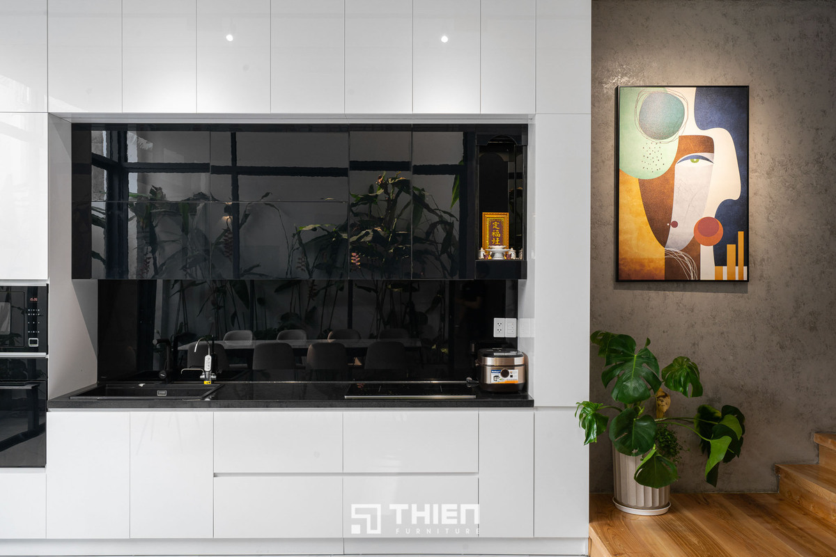 Tủ bếp acrylic màu đen trắng