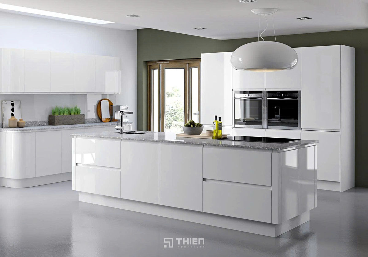 Tủ bếp acrylic trắng có đảo phong cách hiện đại