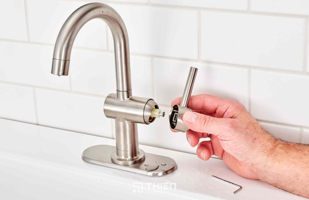 Do van khóa bị hỏng hoặc đóng không kín