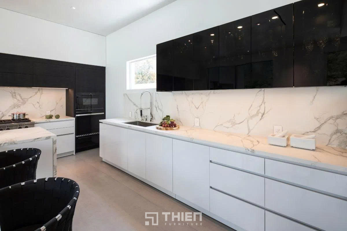 Tủ Bếp Màu Trắng Phối Đen