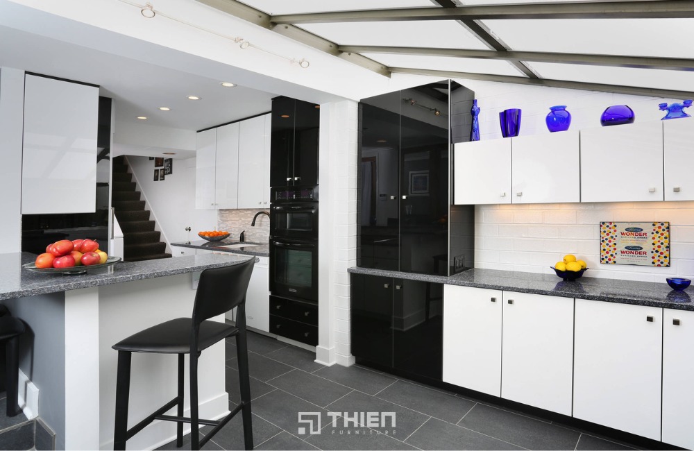 Tủ Bếp Màu Trắng Phối Đen