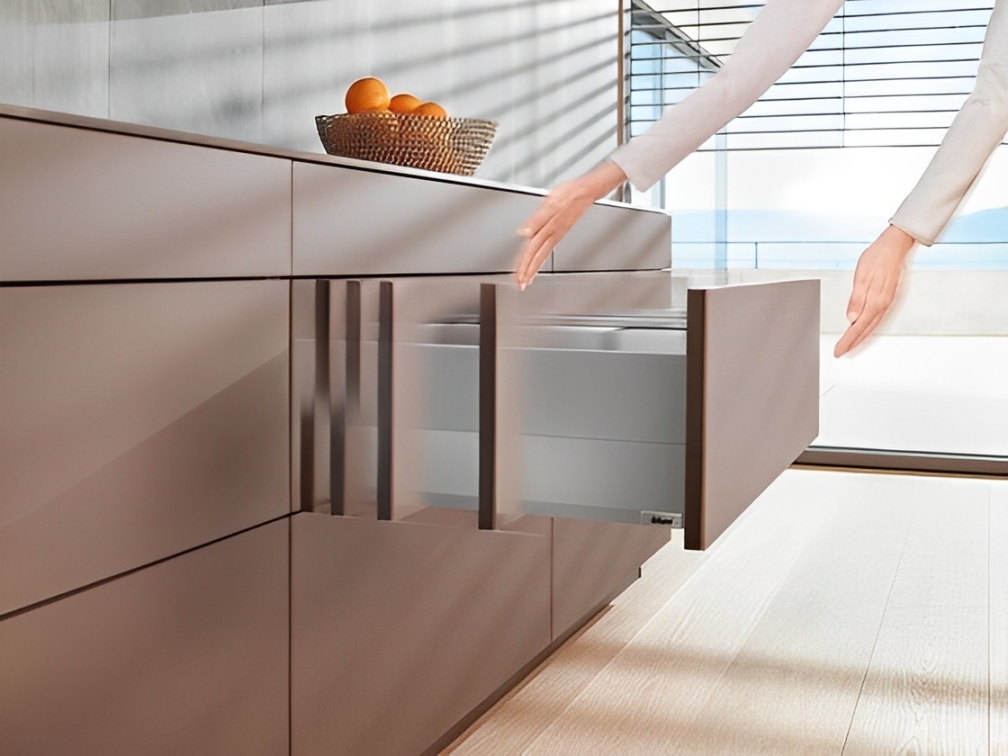 Tip On Blum là gì? Cơ chế hoạt động đặc biệt của nó