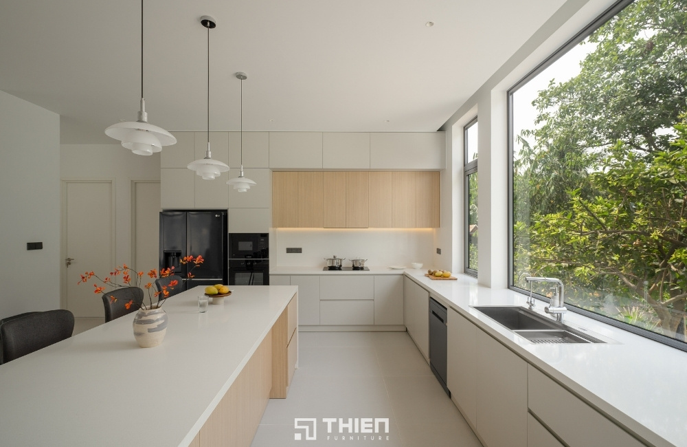 Phòng bếp chữ L thời thượng và linh hoạt