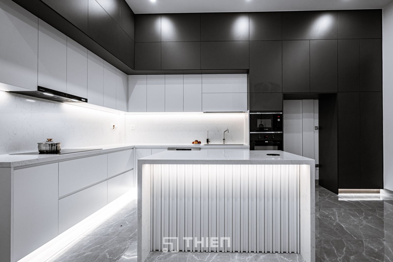 Tủ bếp hiện đại màu đen trắng