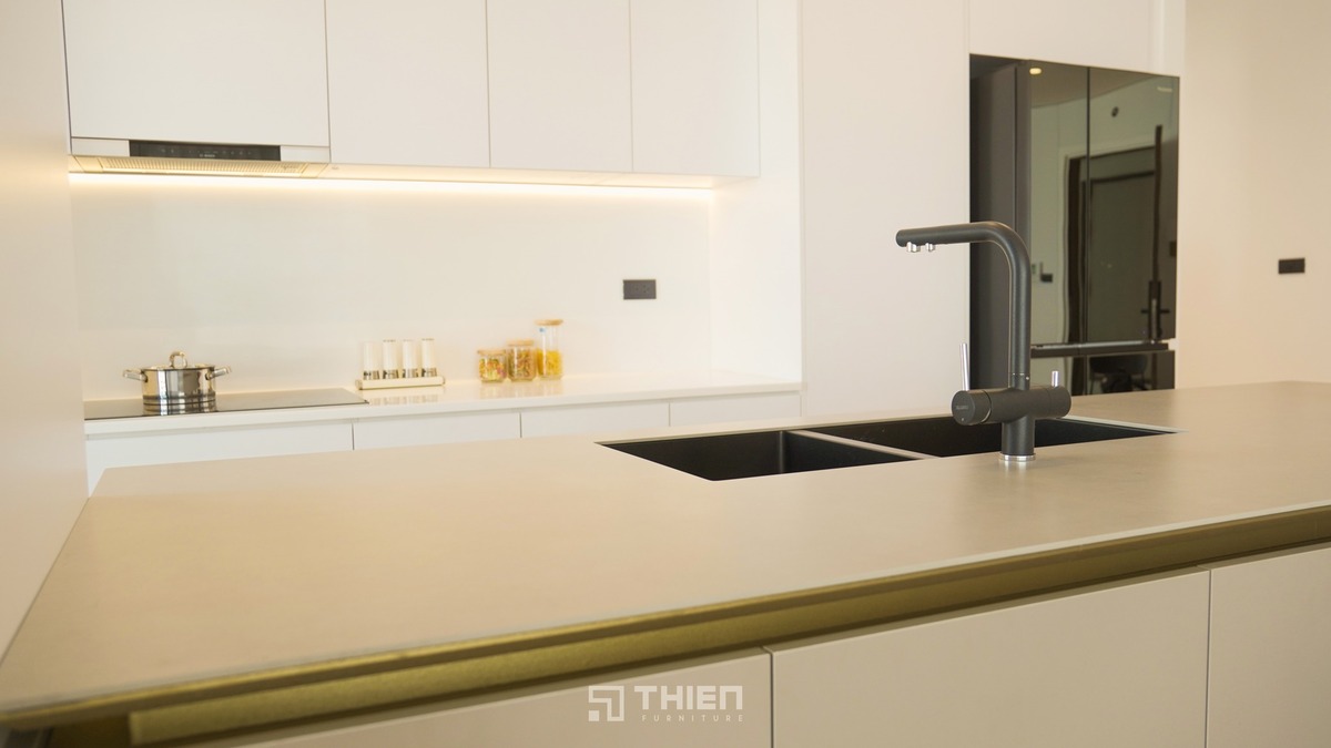 Tủ bếp chung cư màu trắng MDF chống ẩm
