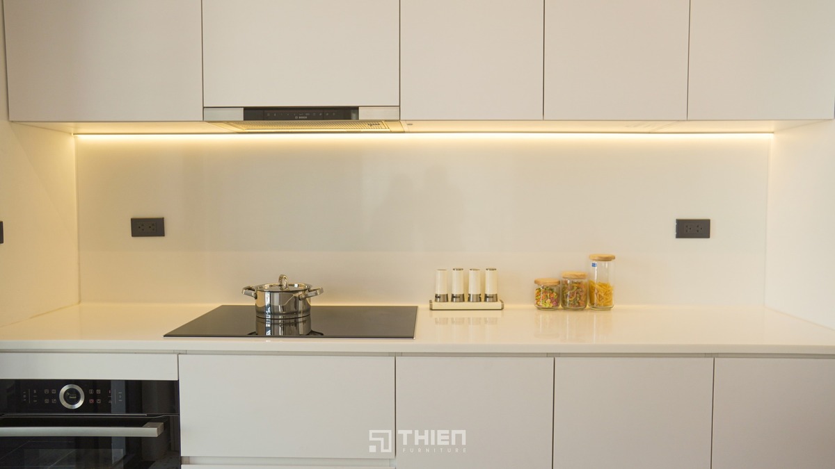 Tủ bếp chung cư màu trắng dùng phụ kiện Blum