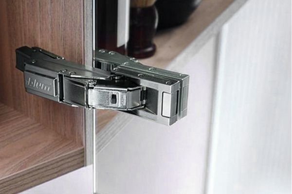 Bản lề Blum giúp thao tác nhẹ nhàng, hạn chế tại nan không đáng có