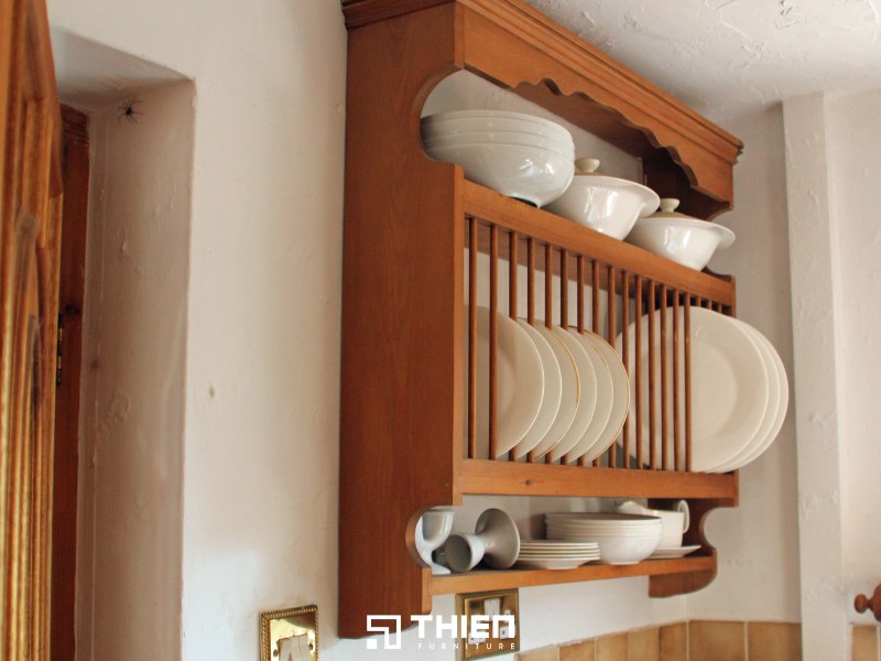 Chất liệu gỗ hay inox tốt hơn khi chọn kệ đựng chén bát?