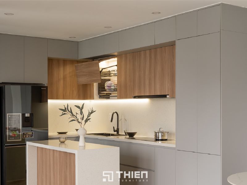 Bếp chữ L 5M + bàn đảo 1M8 kết hợp với bản lề, tay nâng, ngăn kéo Blum