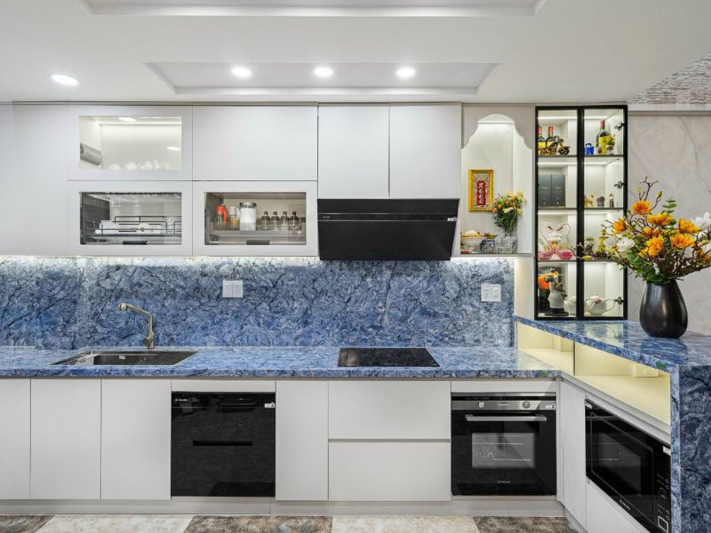 Mẫu tủ bếp đẹp hình chữ L họa tiết độc đáo