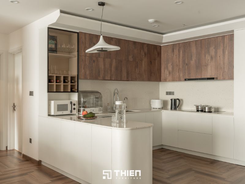 Mẫu tủ bếp đẹp kết hợp giữa màu trắng kem và vân gỗ sang trọng