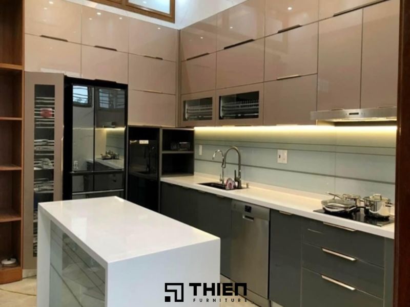Tủ bếp phối màu xám và ánh kim
