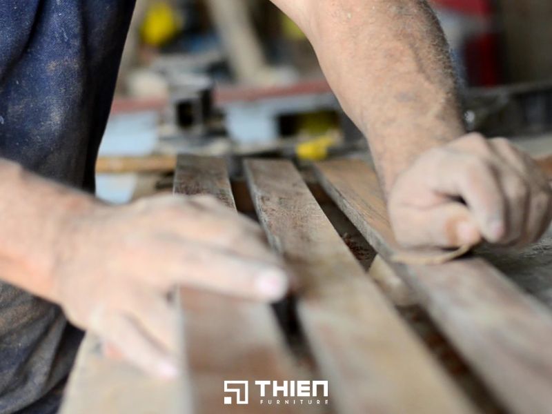 Bước 1: Chà nhám và xử lý bề mặt gỗ