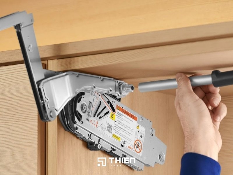 Cách lắp tay nâng tủ bếp