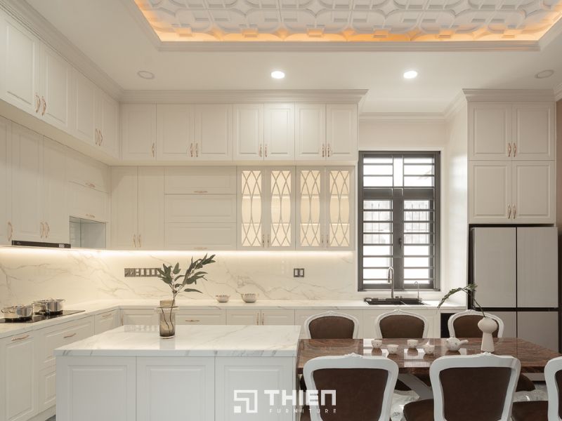 Mẫu bếp phong cách tân cổ điển sử dụng tủ bếp chữ L có bàn đảo