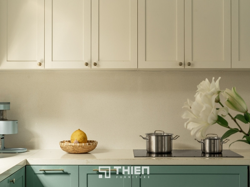 Thiết kế tủ bếp chung cư với gam màu pastel trẻ trung