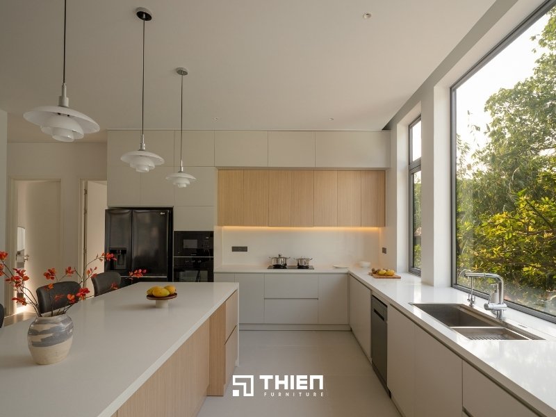Mẫu tủ bếp chung cư đẹp hình chữ L với gam màu trắng trang nhã