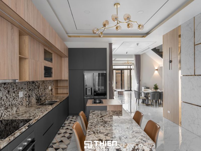 Mẫu tủ bếp bằng gỗ kết hợp granite họa tiết độc đáo