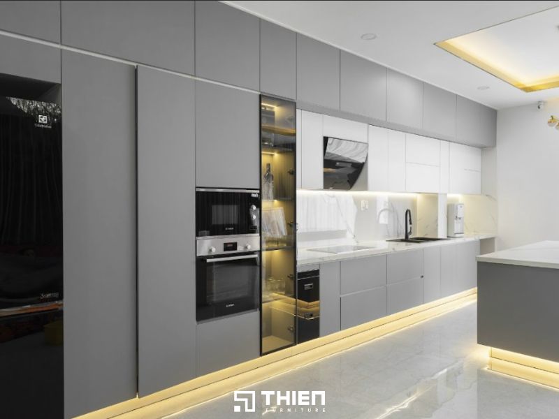 Mẫu tủ bếp tone màu xám âm tường